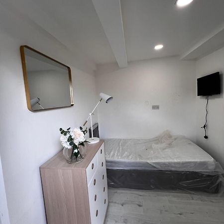 Lovely Ensuite Room In Corby Рокингем Экстерьер фото