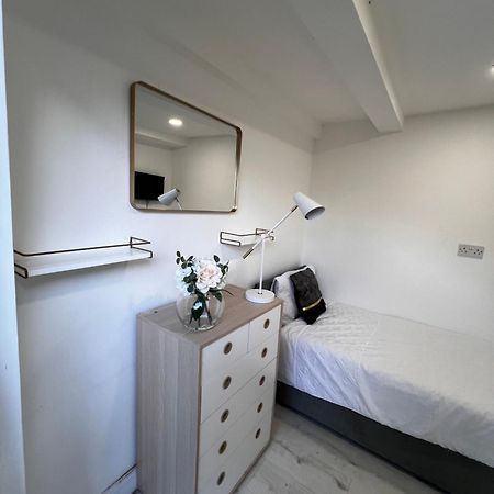 Lovely Ensuite Room In Corby Рокингем Экстерьер фото