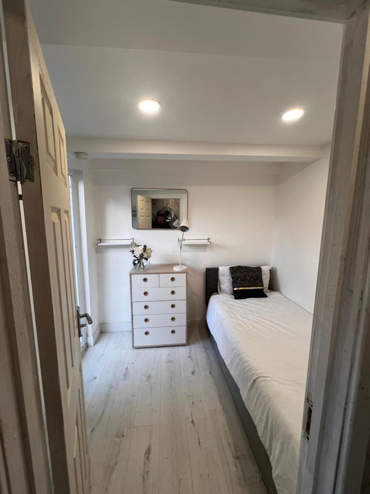 Lovely Ensuite Room In Corby Рокингем Экстерьер фото