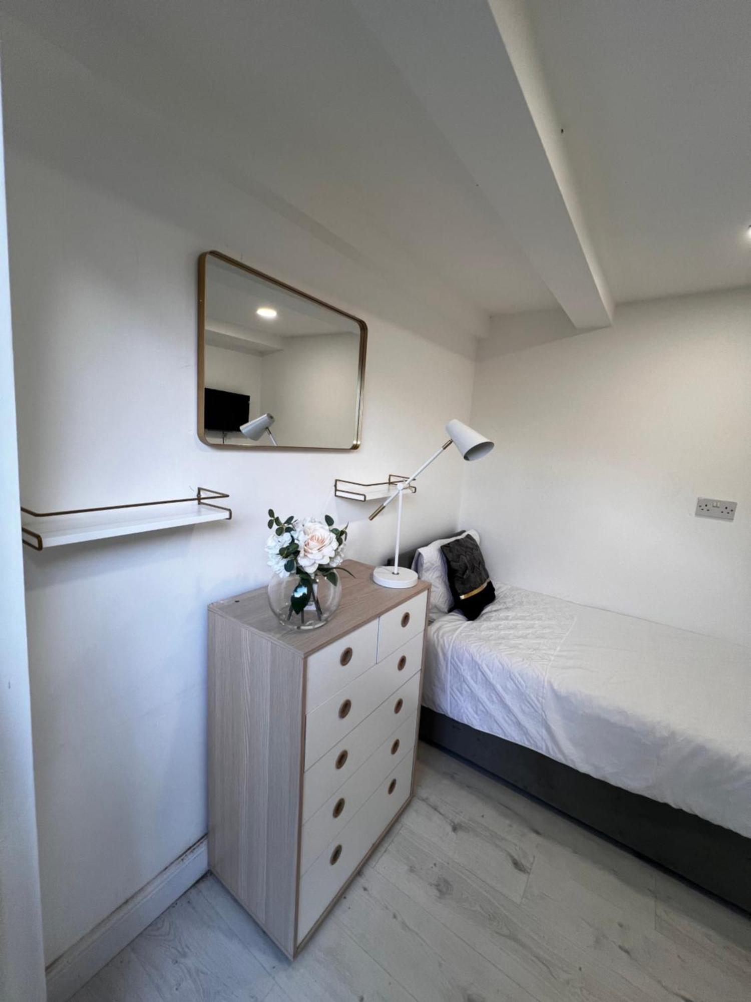 Lovely Ensuite Room In Corby Рокингем Экстерьер фото